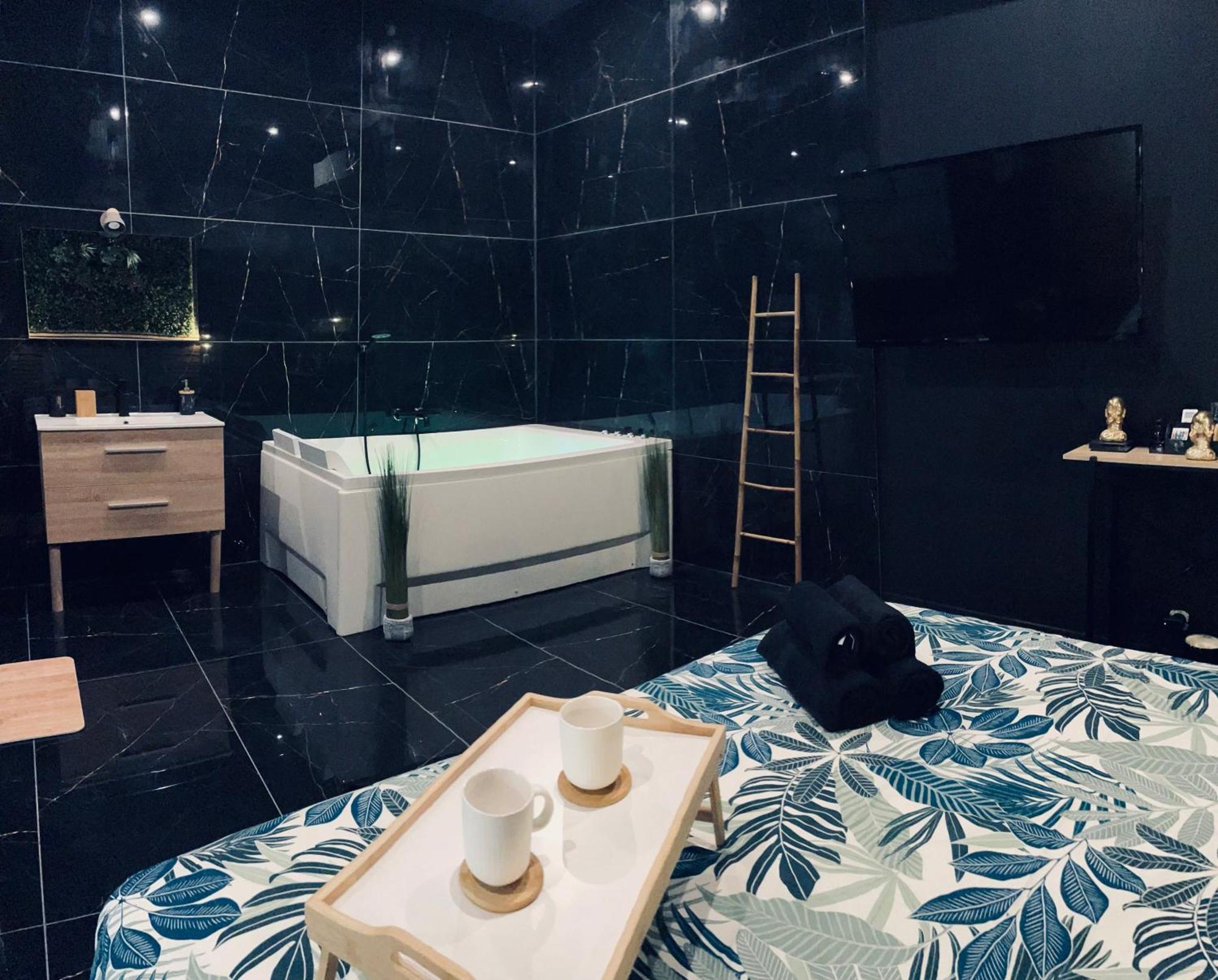 Jungle Love Room De L Hermitage 罗纳河畔的图尔农 外观 照片